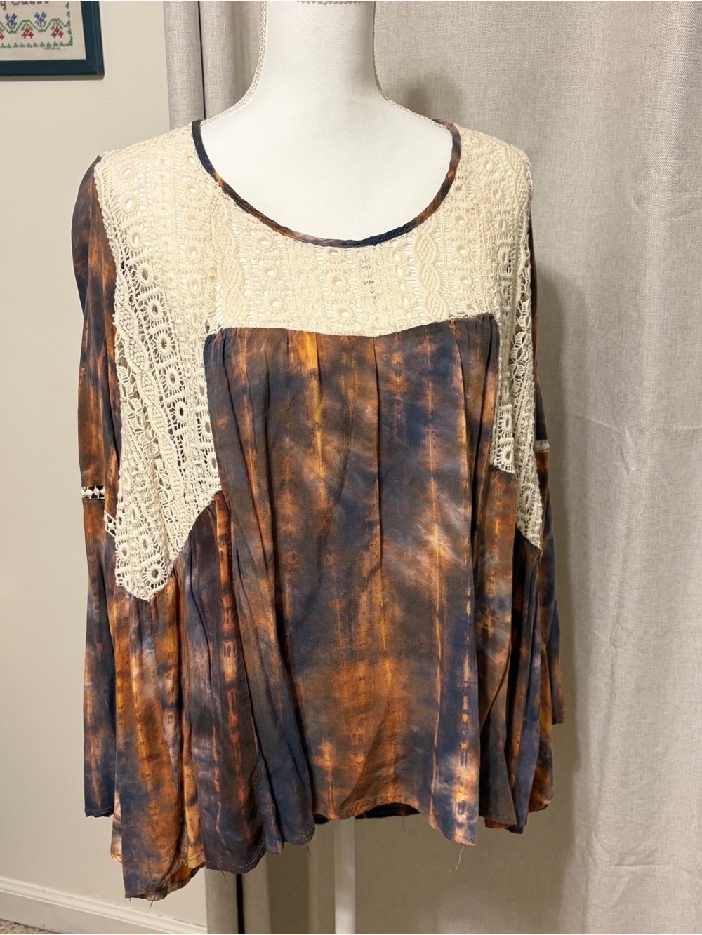 Trendy Gypsy Junkies Boho Tie-Dye Lace Yoke Tunic Top - Cream & Rust-Navy